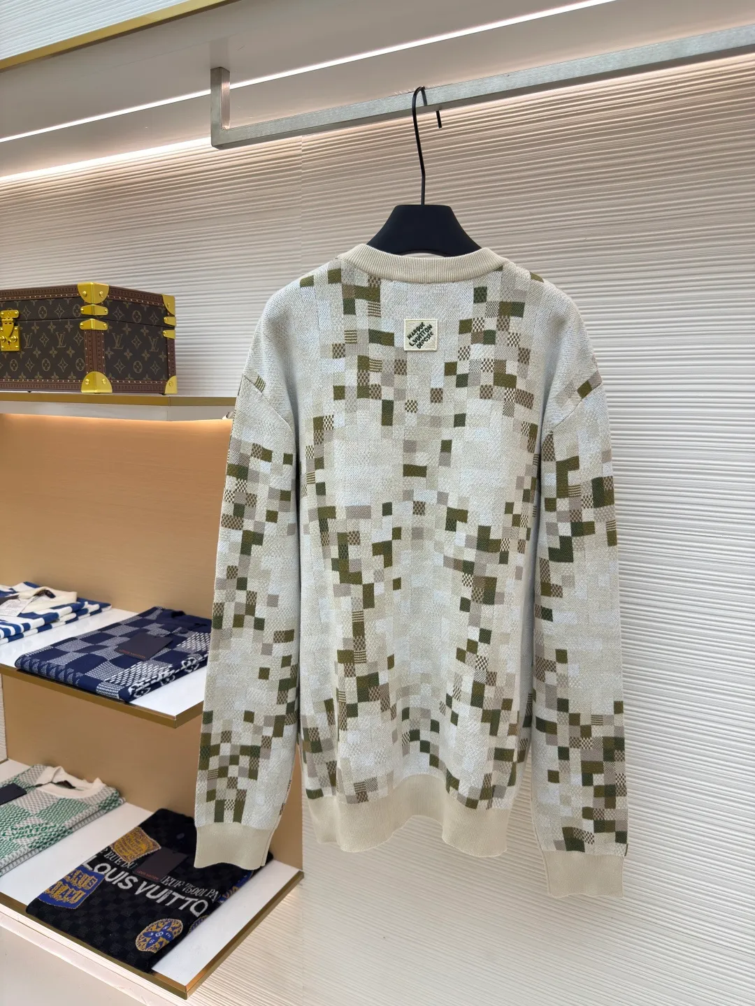 LOUIS VUITTON mosaic jacquard pullover ●Authentic product: 12800 purchased and developed ●Item number: 1680302-C55 ●Fabric: cotton fabric ●Technology: jacquard production ●Version: fitted version ●Weight: about 740 grams ●Size: elements, showing a delicate texture like snake leather. The intricate jacquard texture reflects Micro Der details, and the embroidered logo embellishes the chest, making it easy to integrate into everyday looks. Standard fit with all-over Snakoflage jacquard logo embroidered on the chest, Marque at center back, 1.VuittonDeposee embroidered patches at ribbed collar, cuffs and hem. The overall wiring is straight and delicate, the fabric is comfortable and soft, and the color is consistent without color difference. It can be matched with the same style to create a fashionable look and control various occasions. Customized accessories, complete with three standards, same style for men and women!